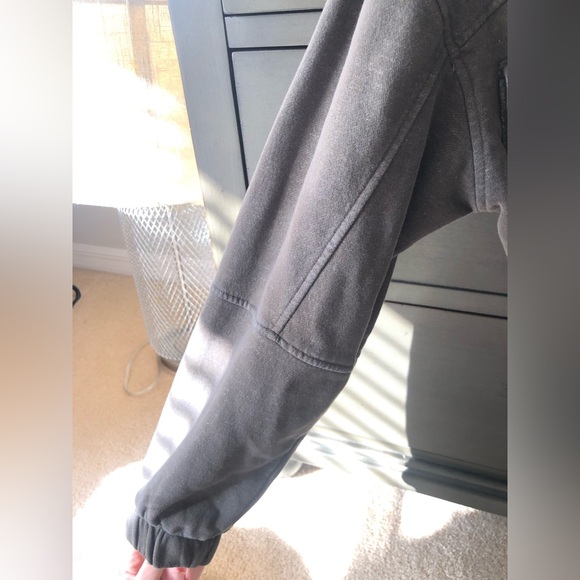 UO Zip Up🖤🤍 - Picture 2 of 5